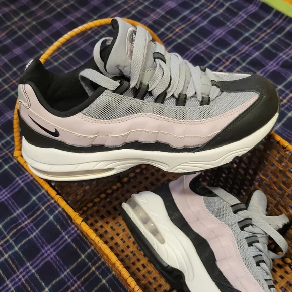 ❌️SOLD❌️ Girls Nike Air Max 95s Lilac, Grey, and Black Size 3 Youth - Picture 4 of 16